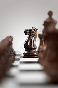 国际象棋的,个黑色木制国际象棋骑士站棋盘上的棋子,准备个l形的动作背景图片