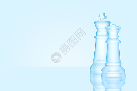 冰霜国王王后的国际象棋,最强大的人物站冰川棋盘上图片
