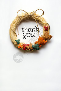 创意感恩节照片的花环与树叶制成的白色背景图片