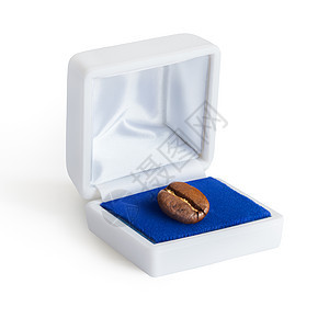创意照片的珠宝盒与咖啡豆白色背景图片
