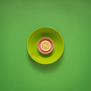 厨房用具的创意照片,绿色背景上画食物的盘子图片