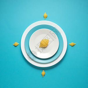 厨房用具的创意照片,蓝色背景上画食物的盘子图片