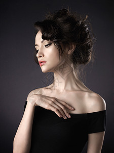 工作室艺术肖像美丽的女人,优雅的发型黑色背景图片