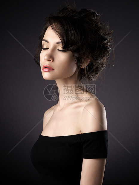 工作室艺术肖像美丽的女人,优雅的发型黑色背景图片