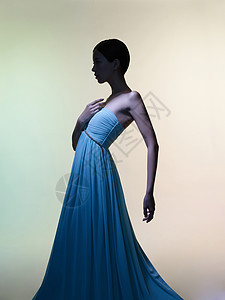 时尚工作室肖像美丽的女人蔚蓝流动的衣服五颜六色的背景亚洲美女图片