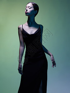 时尚工作室的肖像,穿着黑色连衣裙的美女五颜六色的背景上亚洲美女图片