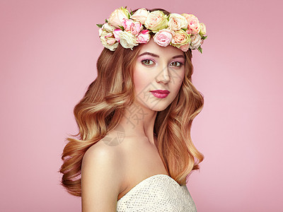 美丽的金发女人,头上戴着花圈花发型的美女完美的妆容美容时尚春天的女人图片