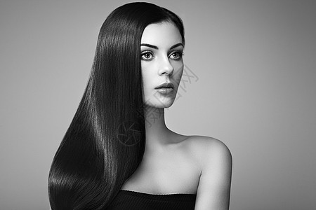 长着光滑头发的漂亮女人化妆发型完美的女孩模特黑发,完美健康的黑发黑白照片图片