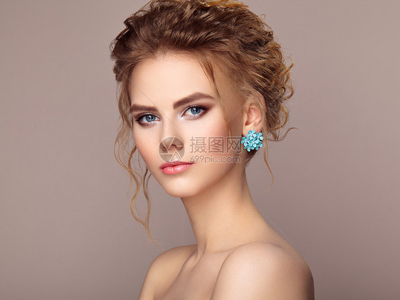 时尚的轻美女肖像与珠宝优雅的发型卷发的漂亮模特完美的化妆美丽风格的模特图片