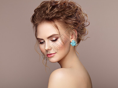 时尚的轻美女肖像与珠宝优雅的发型卷发的漂亮模特完美的化妆美丽风格的模特图片