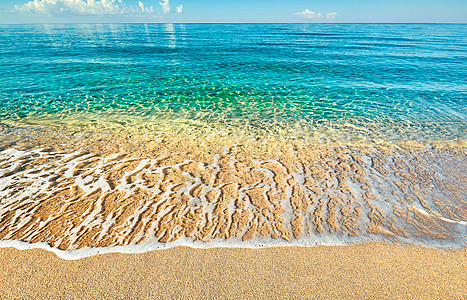 热带海滩看海景,天空晴朗夏日天堂海滩热带海岸热带海洋异国情调的夏季海滩,地平线上云海边放松,户外旅行图片