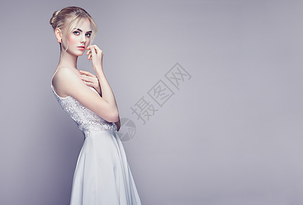 金发美女的时尚肖像白色背景上穿着白色连衣裙的女孩图片