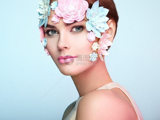 用花装饰的美丽女人的脸完美的妆容美丽时尚模特女人完美的皮肤纸花图片