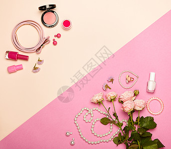 时尚女化妆品配件法尔特躺着指甲油腮红珠宝戒指花粉红色的玫瑰图片