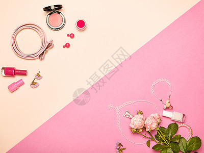 时尚女化妆品配件法尔特躺着指甲油腮红珠宝戒指花粉红色的玫瑰图片