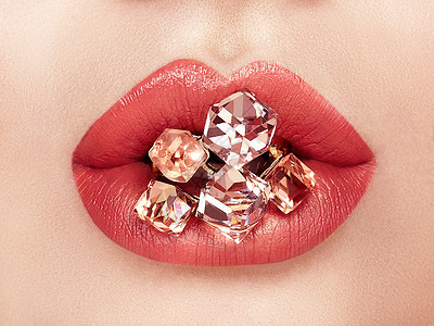 特写美丽的女人嘴唇与红色口红用洁白的牙齿张开嘴巴美容,药店时尚化妆珠宝染色宝石图片