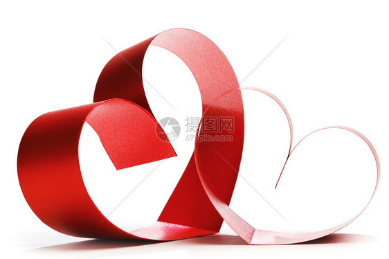 两颗相连的红丝带的心被隔离白色的背景上图片
