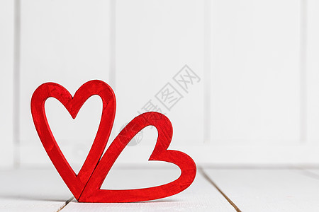 木头上的红心两颗红色的心白色的木制背景上图片