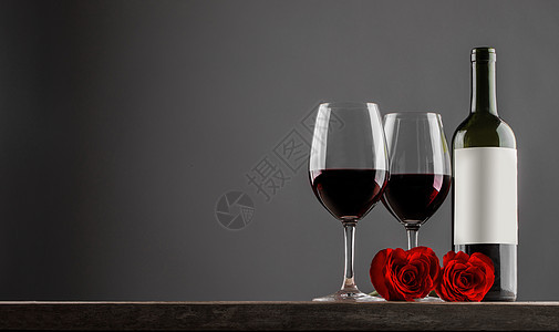 两杯红酒,心形玫瑰,情人节图片