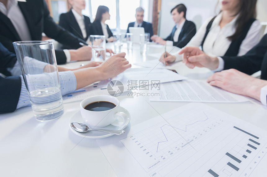 商人办公室开会办公室会议室里的群商人讨论财务报告图片
