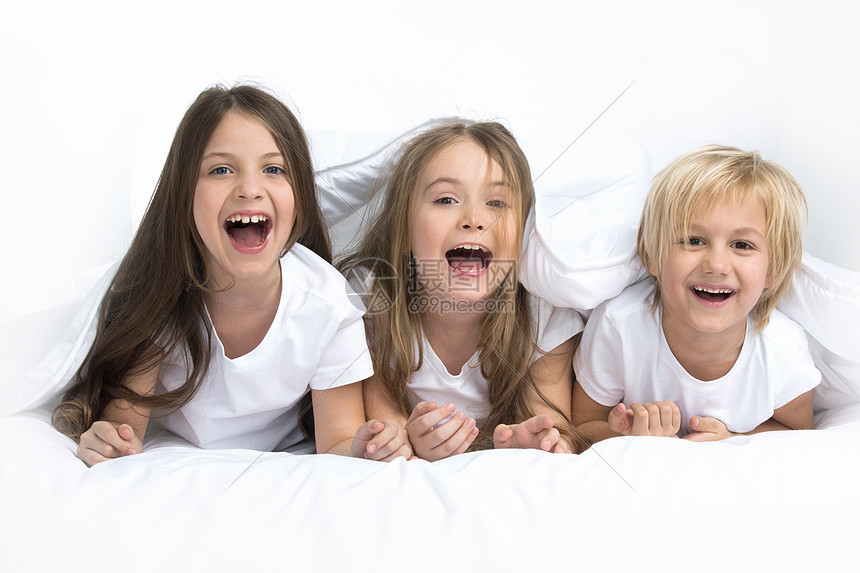 三个孩子醒了三个快乐微笑的孩子条毯子下醒来图片