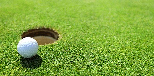 高尔夫球杯口杯口上的高尔夫球图片