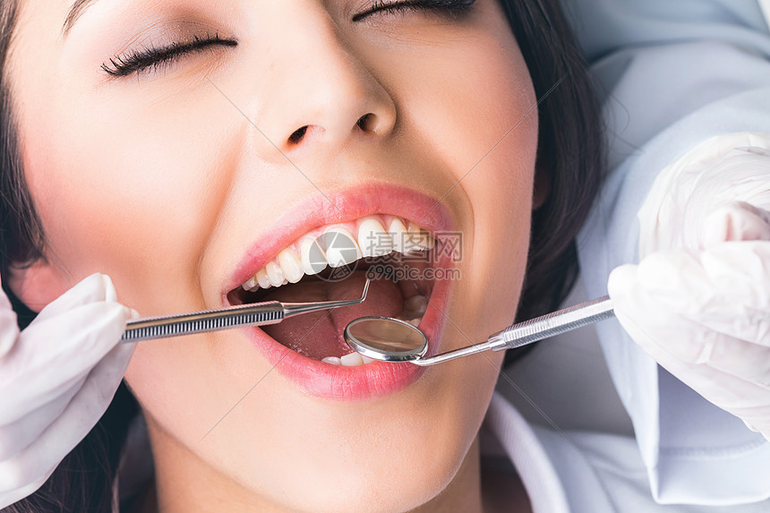 ‘~牙医检查牙齿牙医检查漂亮女病人的牙齿  ~’ 的图片