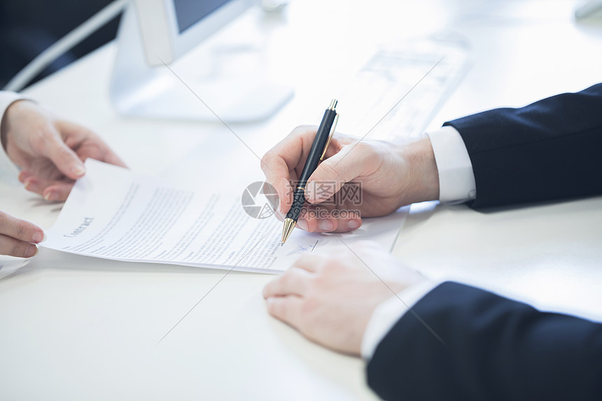 商人签订合同商人把合同交给合伙人签字图片