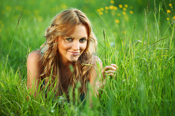 绿草地上的女人快乐而微笑草地上的女人图片
