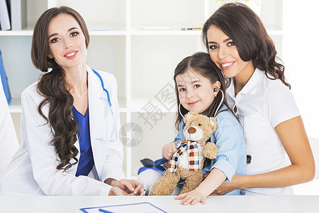 儿科医生的母亲孩子快乐的母亲孩子与泰迪熊听诊器儿科医生办公室图片