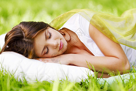 美丽的轻女人睡户外的草地上女人睡草地上图片