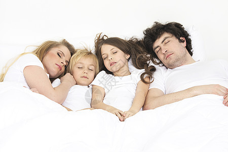 家人睡可爱的家人睡父母的床上图片
