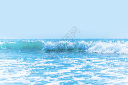 大海里美丽的波浪美丽的热带海浪清澈的蓝天下图片