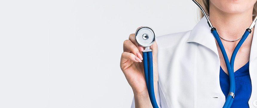 带听诊器的医生医生手里着听诊器工作室用拷贝拍摄