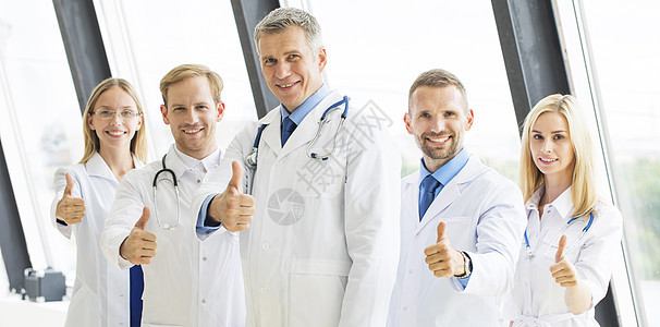 医生队成功的医生队正看相机,竖大拇指图片