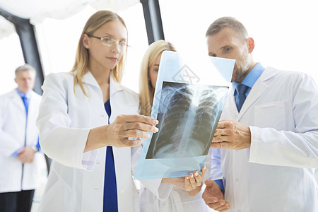医生进行扫描临床,人,保健医学医院进行胸部X线扫描的医生图片