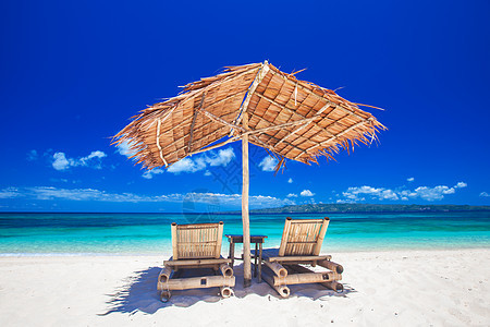 躺椅海滩上热带海滩上两个躺椅草伞图片