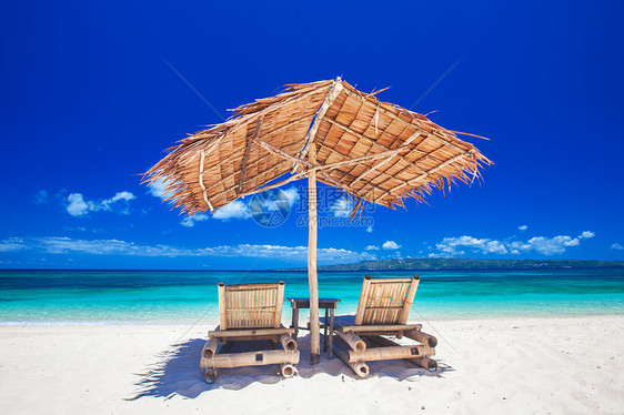躺椅海滩上热带海滩上两个躺椅草伞图片
