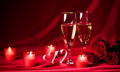 香槟蜡烛情人节庆祝活动,杯香槟,蜡烛,玫瑰红丝上的心图片