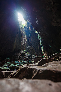 泰国的石灰石洞穴石灰石洞穴的内部视图与光线来自上,泰国图片
