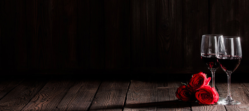 ‘~葡萄酒玫瑰两杯红酒红玫瑰黑暗的木制背景下,情人节  ~’ 的图片