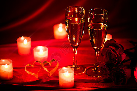 香槟蜡烛情人节庆祝活动,杯香槟,蜡烛,玫瑰红丝上的心图片