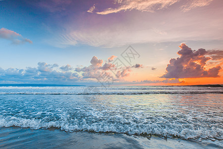 日落海洋上美丽的日落天空背景前溅海浪图片