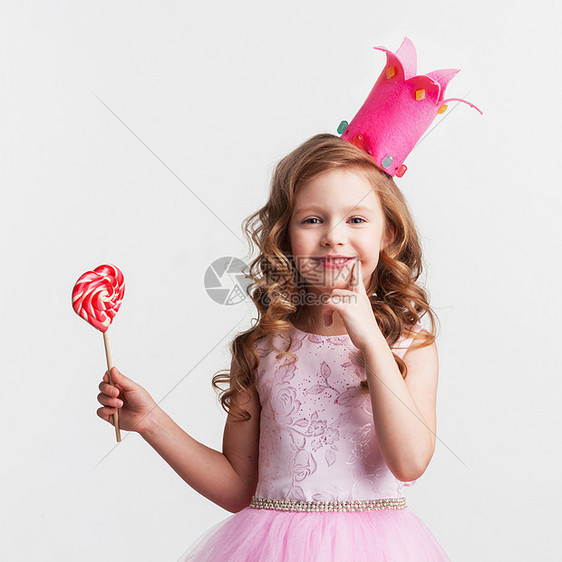 拿着糖果穿着粉红色裙子美丽女孩图片