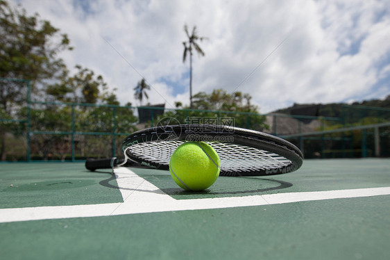 带球拍的网球网球场上球拍的网球靠近图片