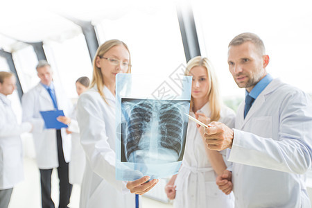 群医生讨论X光群医生诊所医院里看并讨论X光图片