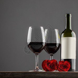葡萄酒玫瑰两杯红酒心形玫瑰,情人节图片
