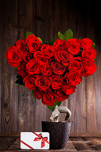 心形玫瑰心形红玫瑰树上礼品盒上图片