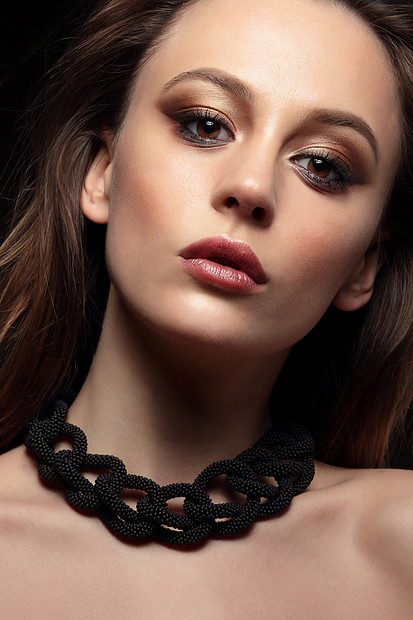 摄图网>照片>外国人像>特写肖像的轻女子与青铜光滑的眼睛现代时尚