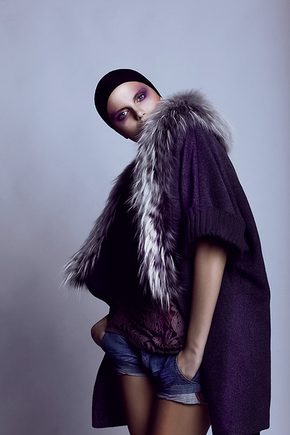 时尚模特时尚的女人工作室里摆姿势现代的衣服